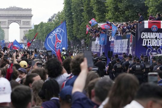 Γιορτή στα Ηλύσια Πεδία για την Παρί σεν Ζερμέν